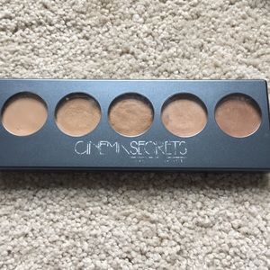 Cinema Secrets Ultimate Foundation light medium